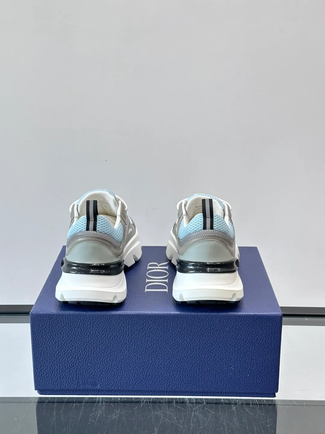 Men's shoes 💰p520 "Dior" B22 retro jogging shoes, inspired by classic jogging shoes, low-top thick sole design, cow leather + mesh fabric splicing, perfect texture and breathable. The black and white engraved rubber sole has great grip and comfort, and is OK for daily wear or sports! There is an embossed "CD" logo on the side of the shoe, which is low-key and recognizable. Rich colors, black and white, gray and blue, etc., versatile and fashionable, loved by European and American hip-hop circles and bloggers, a must-have for trendy wear size: 39-44 (customized at 45.46)